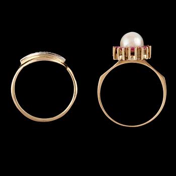 RINGAR, 2 st, 18k guld med liten briljantslipad diamant, odlad pärla samt 9 rosa safirer, 1900-tal. Vikt 7 g.