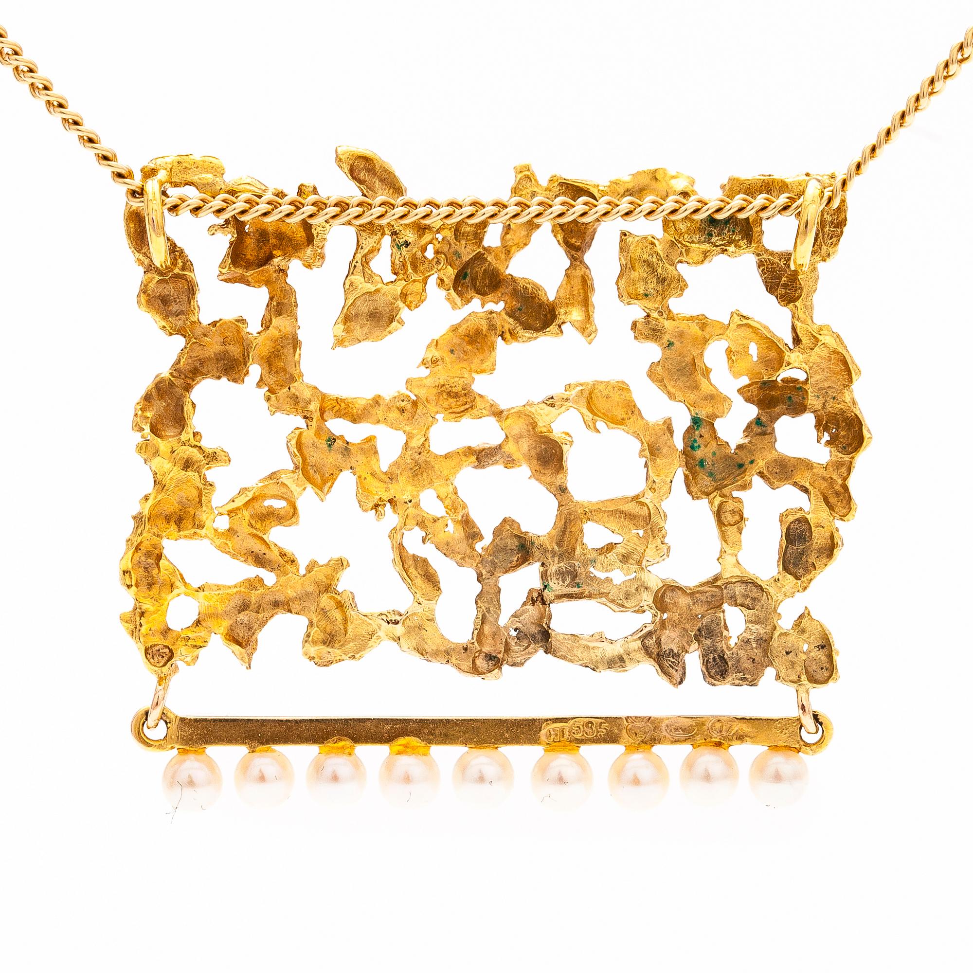 A 14K gold necklace with cultured pearls. Helsinki 1969.