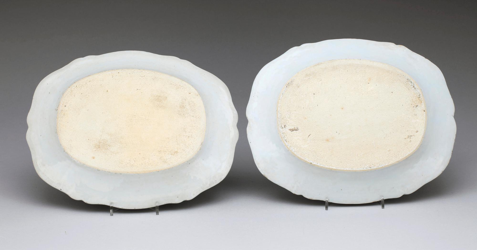 STEKFAT, två stycken, porslin. Qing dynastin, Qianlong (1736-95).