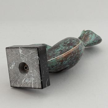 Stan Wys, skulptur. Sign., Numr. 2/8 och dat 2018. Brons, höjd 35 cm. Broschyr medföljer.