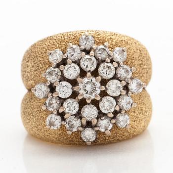Ring, 18K gold with brilliant-cut diamonds.