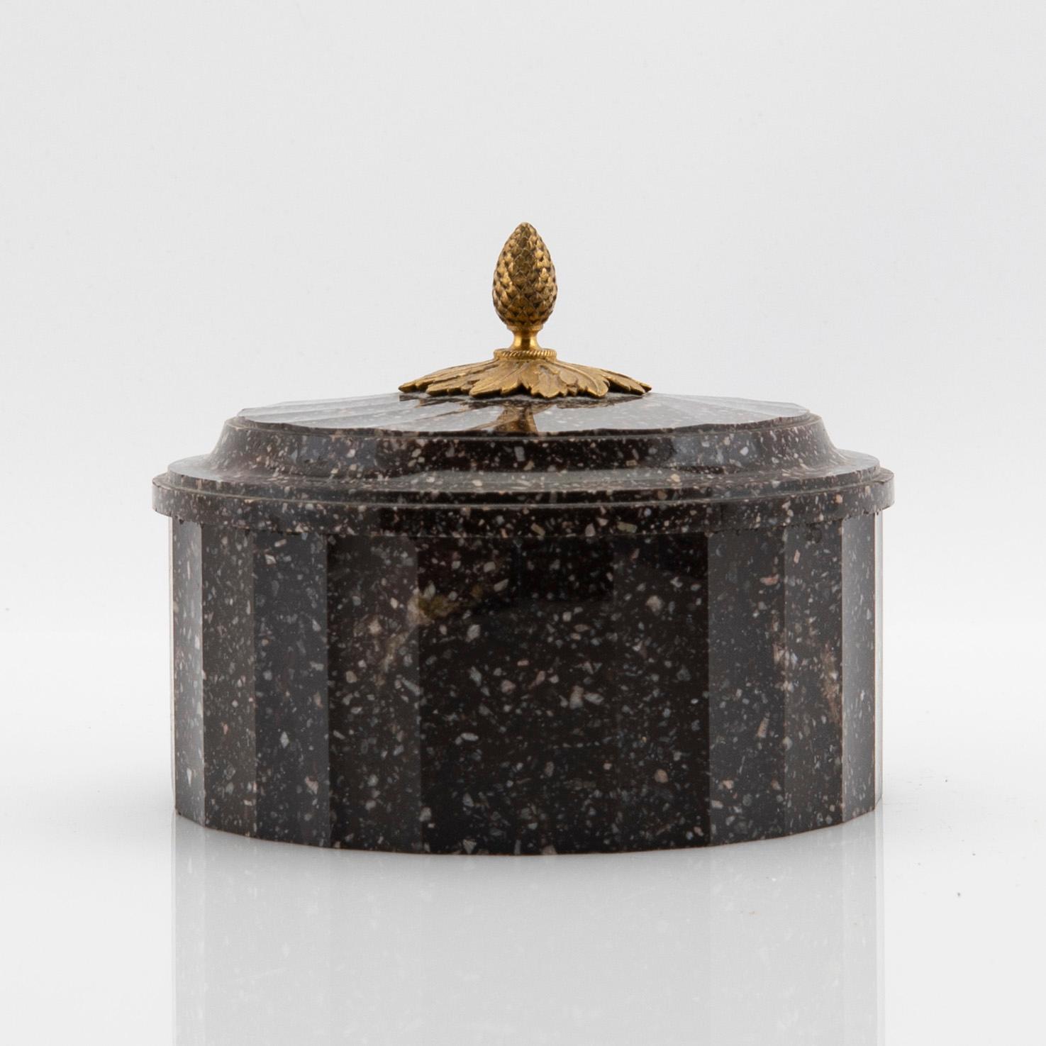 Butter box with lid, Älvdalen, early 19th century, Empire style.