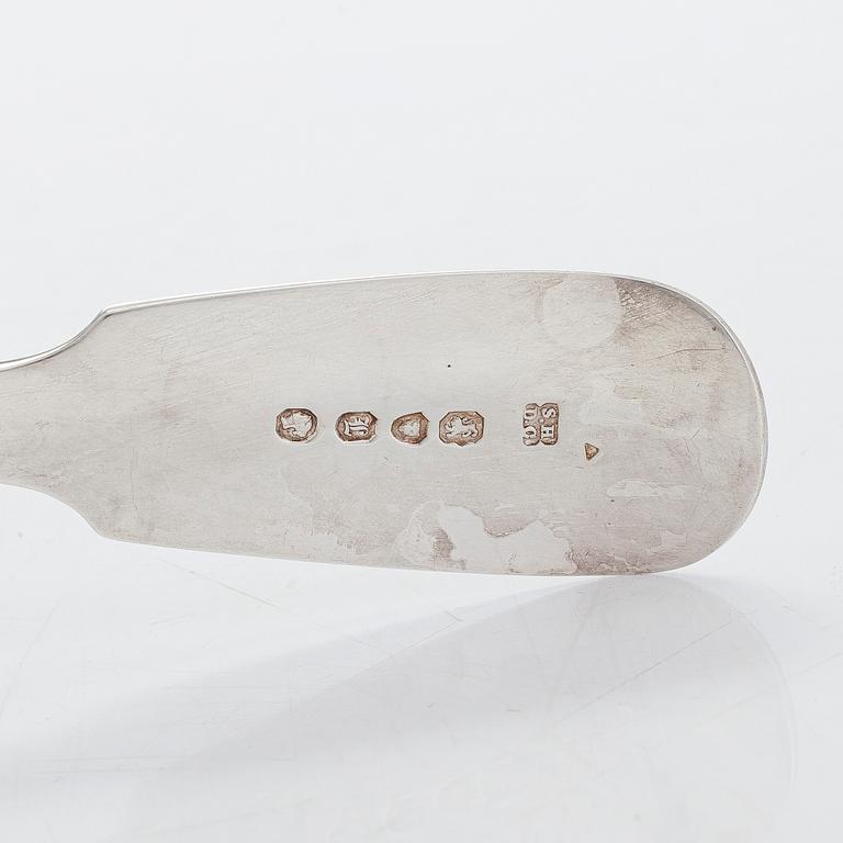 Solomon Hougham, bålslev, London 1805, och Samuel Hayne & Dudley Cater, fiskspade, London 1846, sterling silver.