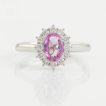 Ring med rosa safir och briljantslipade diamanter.