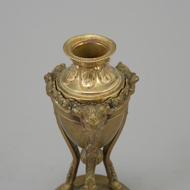 A LATE 18TH CENTURY BRONZE GUSTAVIAN CASSOLETTE.