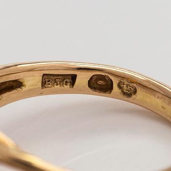 Ring, faceted emerald, brilliant cut diamonds, 18K gold, Stockholm 1982.