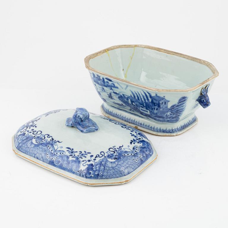 A blue and white tureen with cover, Qing dynasty, Qianlong (1736-95).