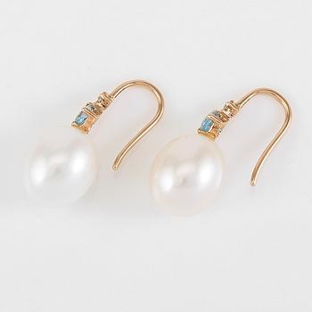 ÖRHÄNGEN, 1 par, 14K roséguld, blå topaser, diamanter och sötvattenspärlor.