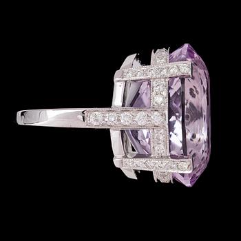 A kunzite, 31.38 cts, and brilliant cut diamond ring, tot. 1.15 cts.