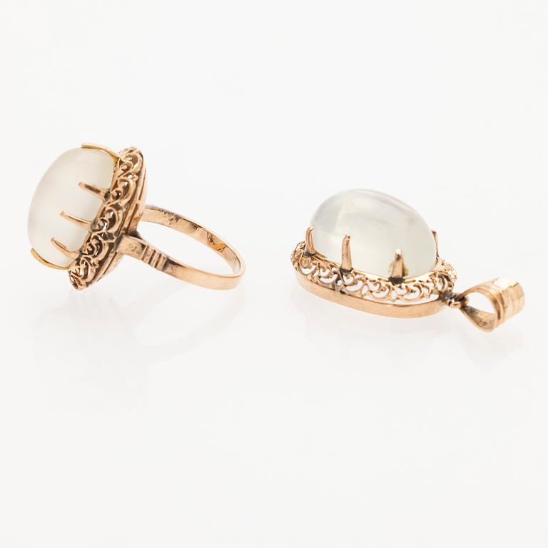 Ring and pendant in 14K gold with cabochon-cut moonstones.