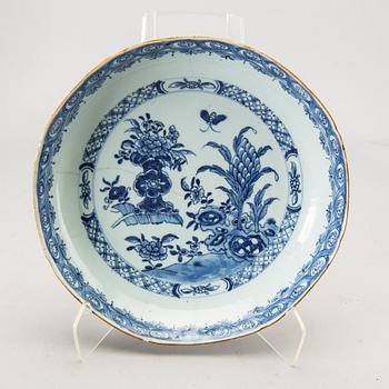 A Chinese set of one bowl and two plates Qianlong porcelain.