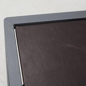 Jonas Bohlin, a dining table.