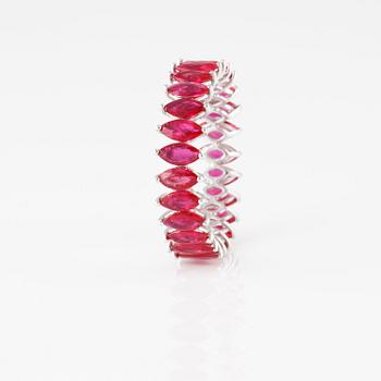 RING, 18K vitguld med navetteslipade rubiner ca 3.22 ct. Vikt 2,4 gram.