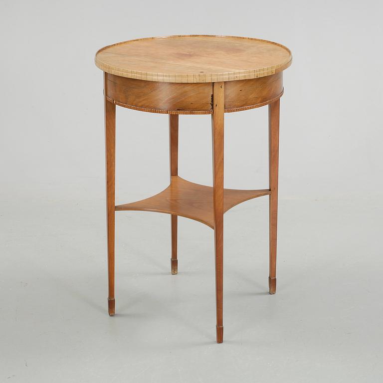 BORD. Sengustaviansk stil, 1900-talets första hälft.