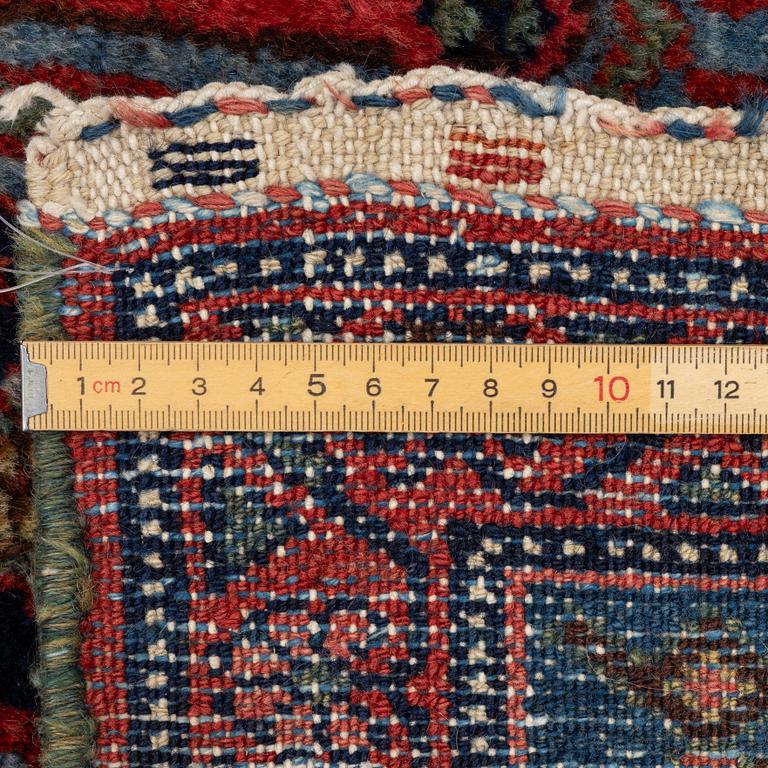 Matta, antik Hamadan, nordvästra Persien, ca 190 x 132 cm.