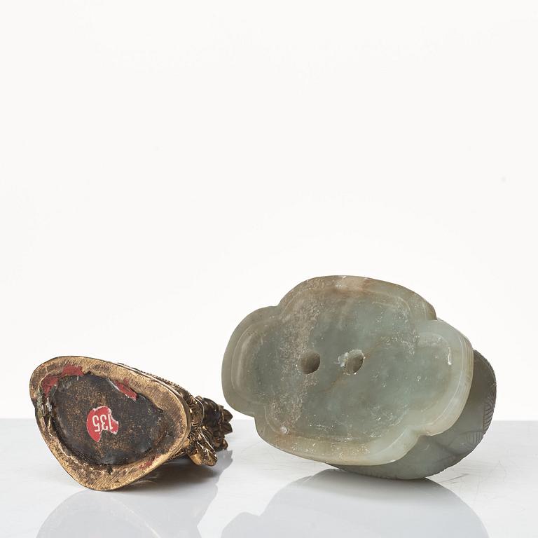 Amittayus, förgylld brons, sockel av nefrit. Tibetokinesisk, semt 1800-tal.