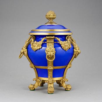 LOCKURNA, porslin och brons, Sevres-liknande märke i lock, Paris, troligen sent 1800-tal.