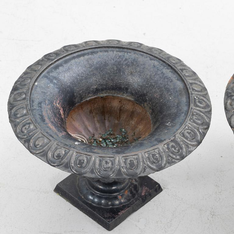 Garden urns, a pair, later part of the 20th century.