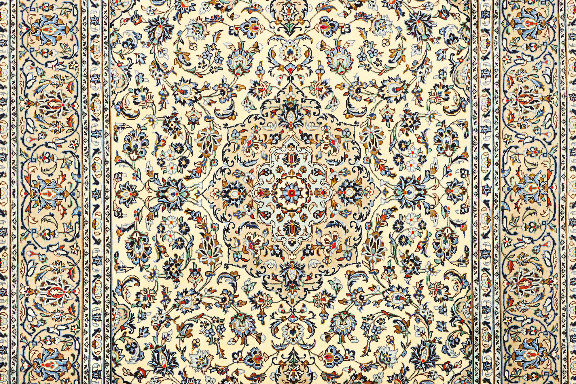 A Kashan carpet, a. 297 x 200 cm.