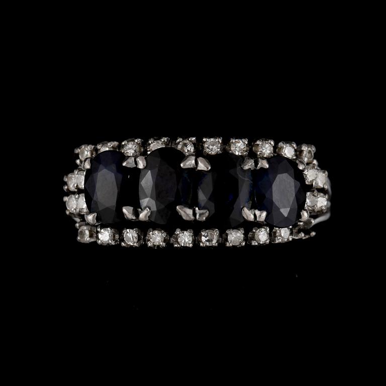RING, 18k vitguld med ovalslipade safirer och briljantslipade diamanter, tot ca 0,25 ct.