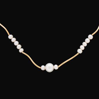 Pearl-necklace, cultured pearls, approx 4 mm and 7 mm, length approx 40 cm.