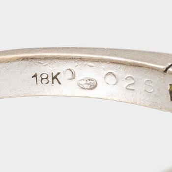 Ring 18K vitguld med runda briljantslipade diamanter.