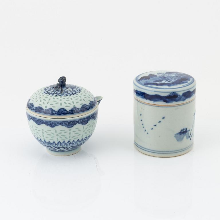 A Chinese blue and white porcelain lidded teapot and a lidded box, Qing dynasty, 18th/19th Century.