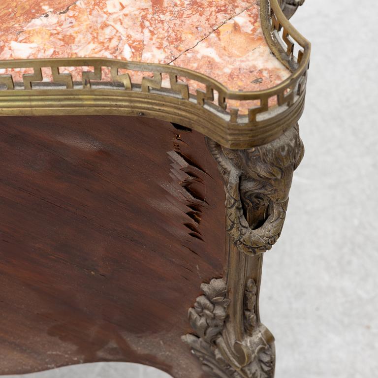 Skåp, Louis XV-stil, omkring år 1900.