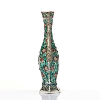 A famille verte ewer, Qing dynasty, Kangxi (1662-1722).