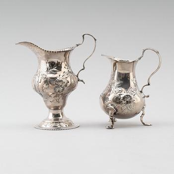 GRÄDDKANNOR, 2 st, silver, England, 1700-tal. Total vikt ca 156 g.