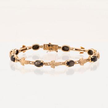 Armband 14K guld med svarta cabochonslipade stjärnsafirer.