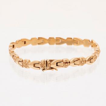 An 18K gold bracelet.