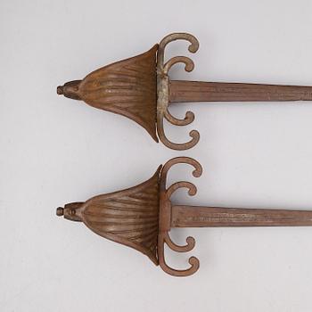 VÄRJOR, 1 par, järn, kopior av medeltida svärd, 1800-/1900-tal.