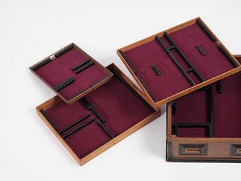 Schatull på benställning av Bruno Mathsson, Firma Karl Mathsson, Värnamo, 1933, samt 1700-tal.