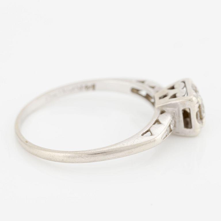 Ring 14K white gold with diamonds.