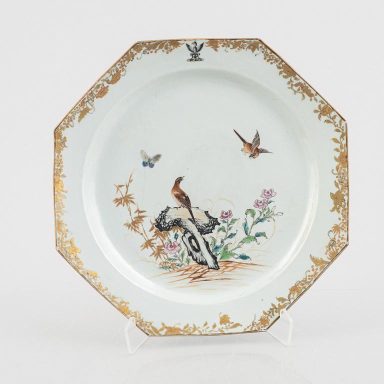 A Chinese famille rose porcelain octagonal crested charger, Qianlong (1736-95), Qing dynasty.