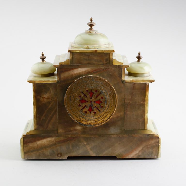 BORDSPENDYL, grön onyx, 1900-talets första hälft.