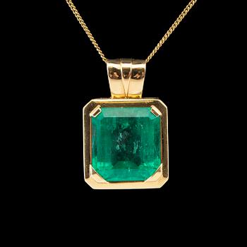 An 18K gold pendant set with an emerald-cut emerald, Schrittesser Gold & Silversmith Gothenburg.