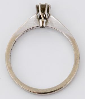 RING, 18 k vitguld med briljantslipad diamant 0,13ct enl gravyr.