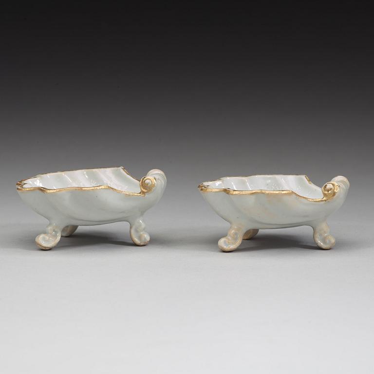 A pair of famille rose salts, Qing dynastin, Qianlong (1736-95).