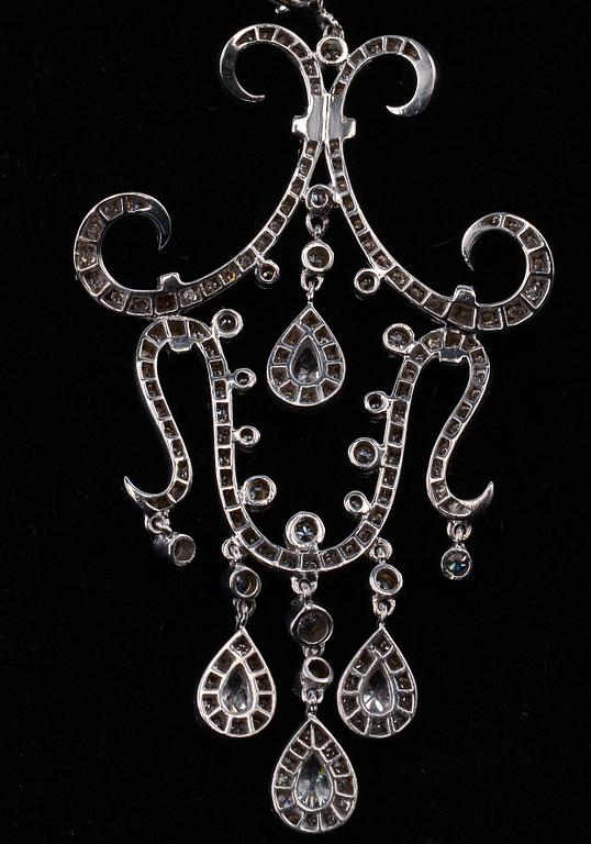 A NECKLACE, brilliant- and drop cut diamonds c. 2.65 ct. 18K white gold. Weight 11,9 g.