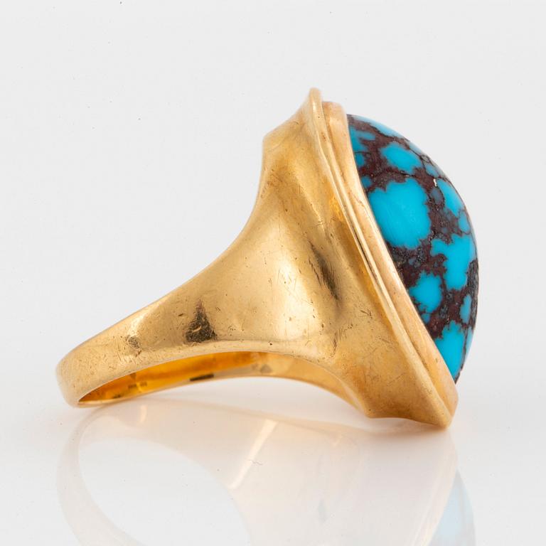 A Borgila 18K gold ring set with a turqoise.