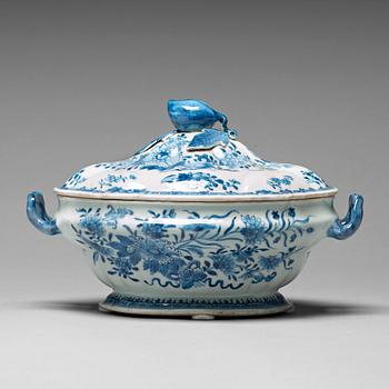 936. A blue and white tureen with cover, Qing dynasty, Qianlong (1736-95).