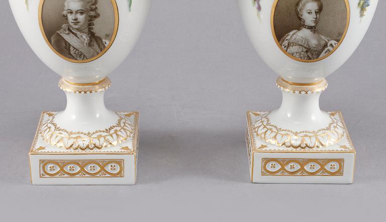 LOCKURNOR, ett par, porslin, Royal Copenhagen, tidigt 1900-tal.