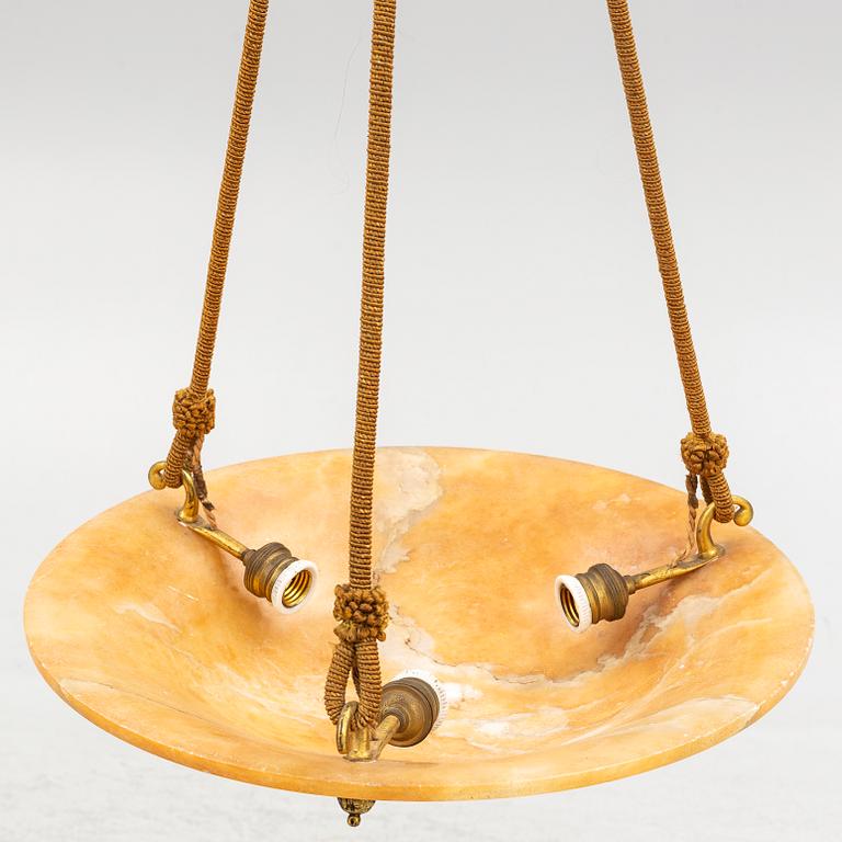 Taklampa, alabaster, 1920/30-tal.