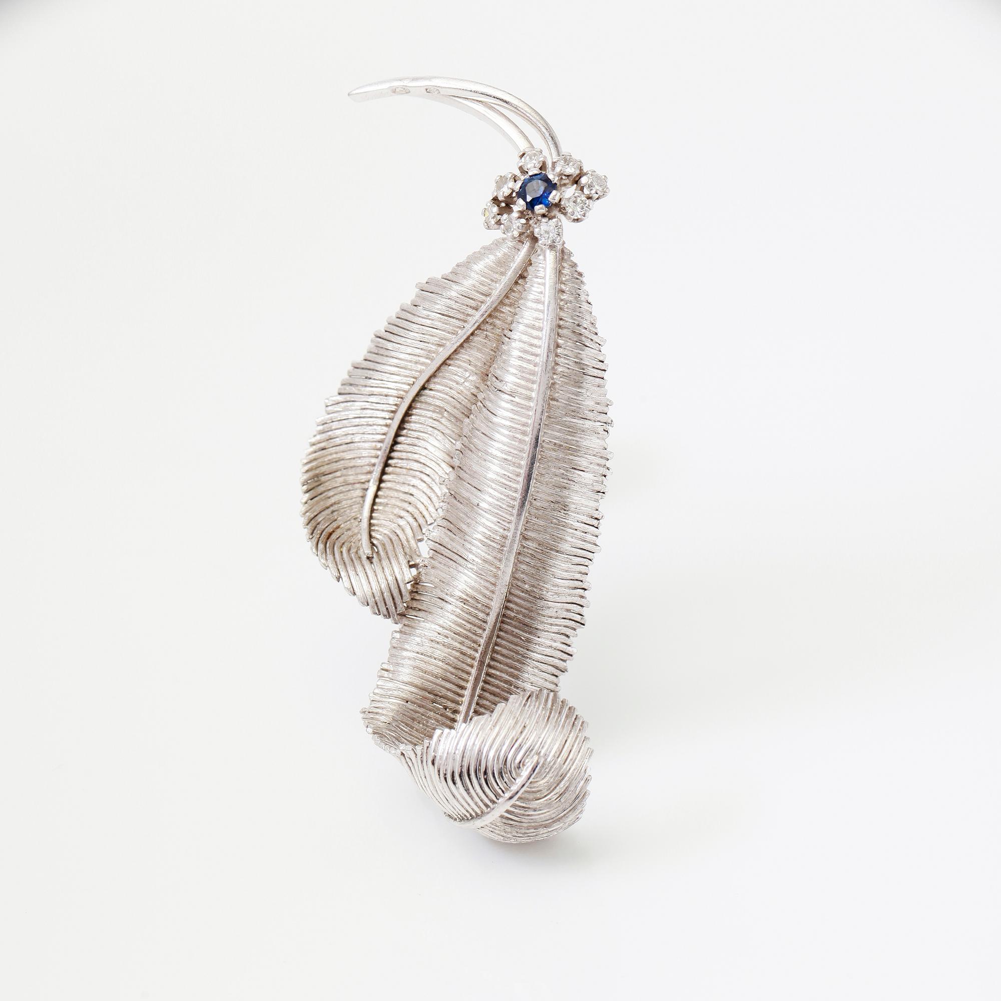 BROSCH, vitguld, diamanter och safir.