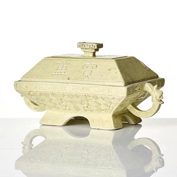 An archaistic porcelain vessel with cover, Qing dynasty with Guangxu six character mark and of the period (1875-1908).