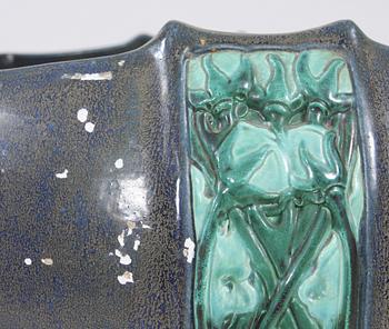 YTTERFODER SAMT PIEDESTAL, glaserad keramik, Biela-liknande märke, omkring sekelskiftet 1800/1900.