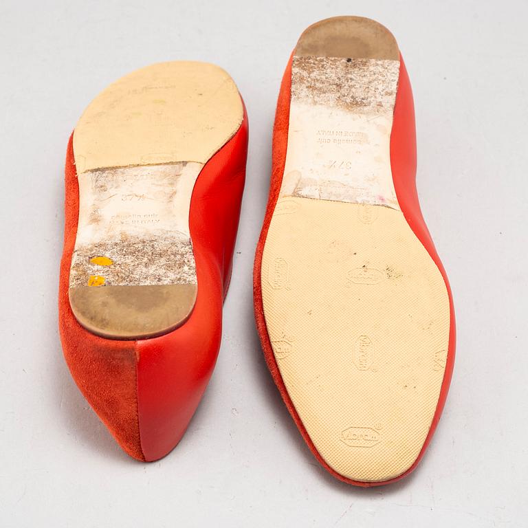 HERMÈS, a pair of suede and leather pumps, size 37½.