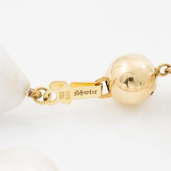 Necklace with cultured baroque freshwater pearls and an 18K gold clasp.